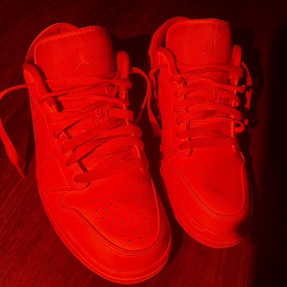 White jordan lows (goat verified) - Picture 2 of 5